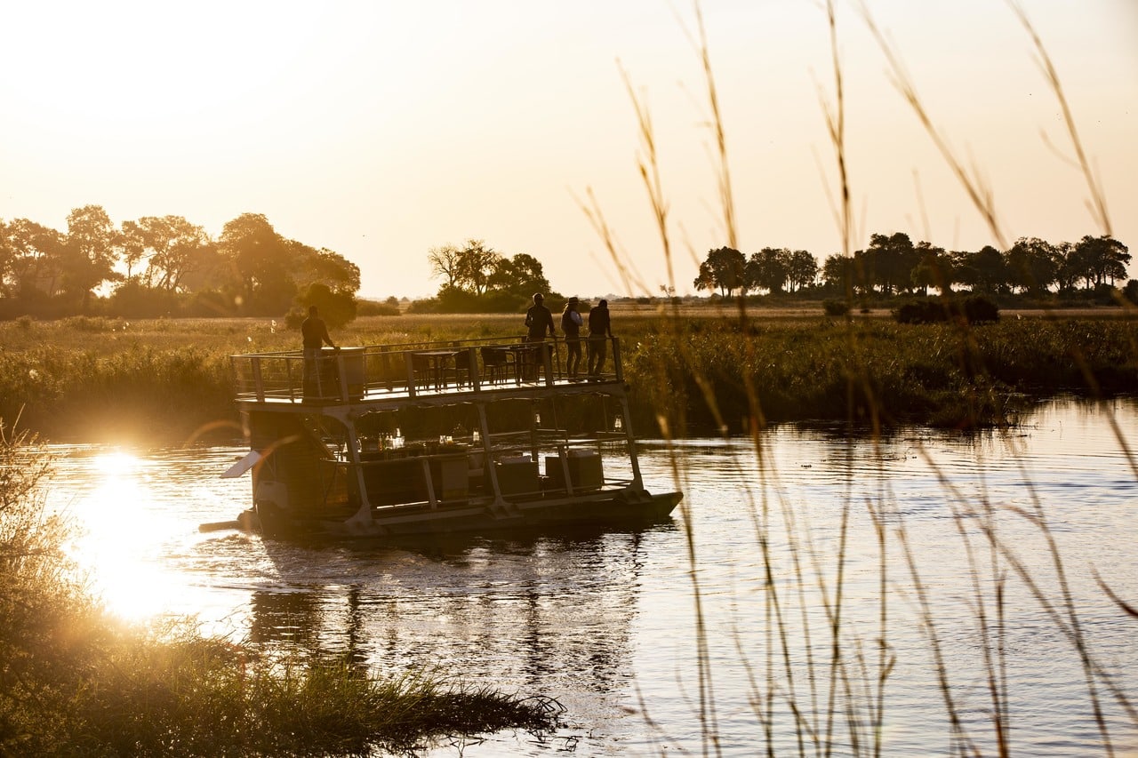 Boot Safari in der Naehe des Kings Pool Camp