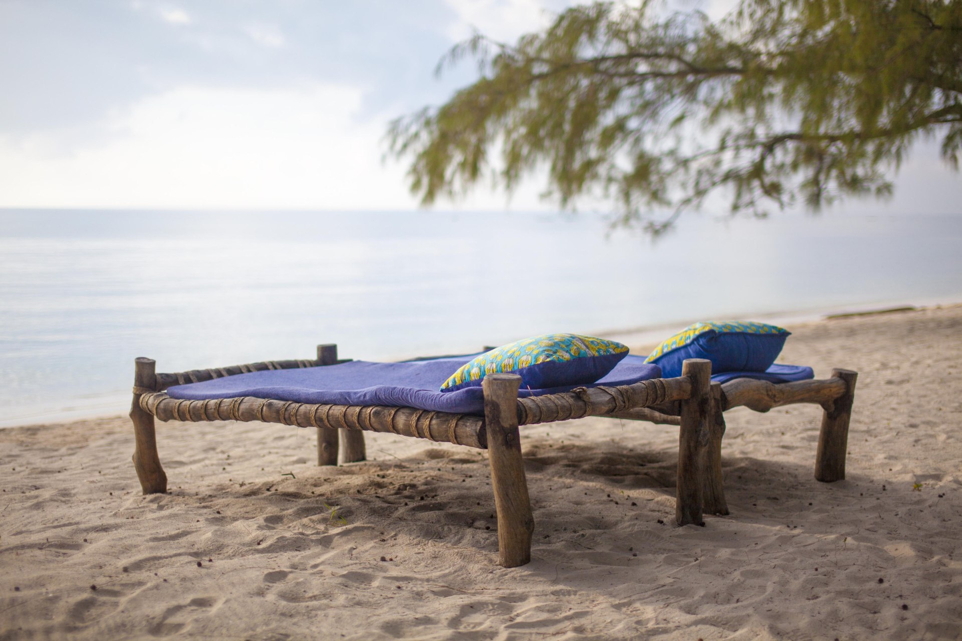 Sonnenliegen am Strand des Kinondo Kwetu in Kenia