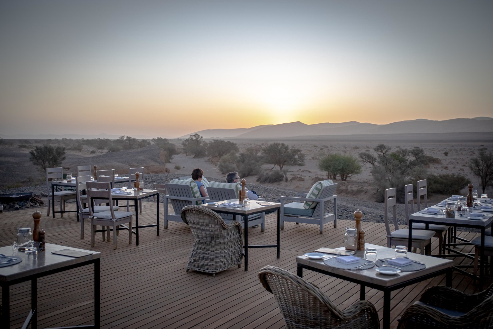 Abendessen auf der Terrasse der Kulala Desert Lodge