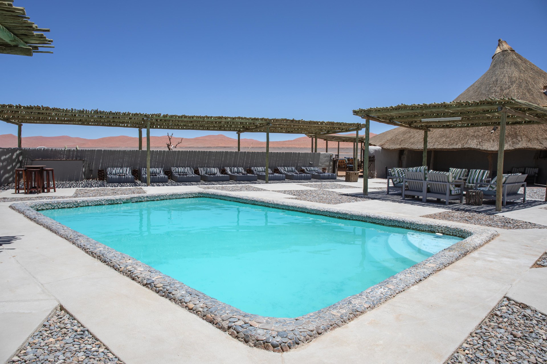 Swimmingpool der Kulala Desert Lodge