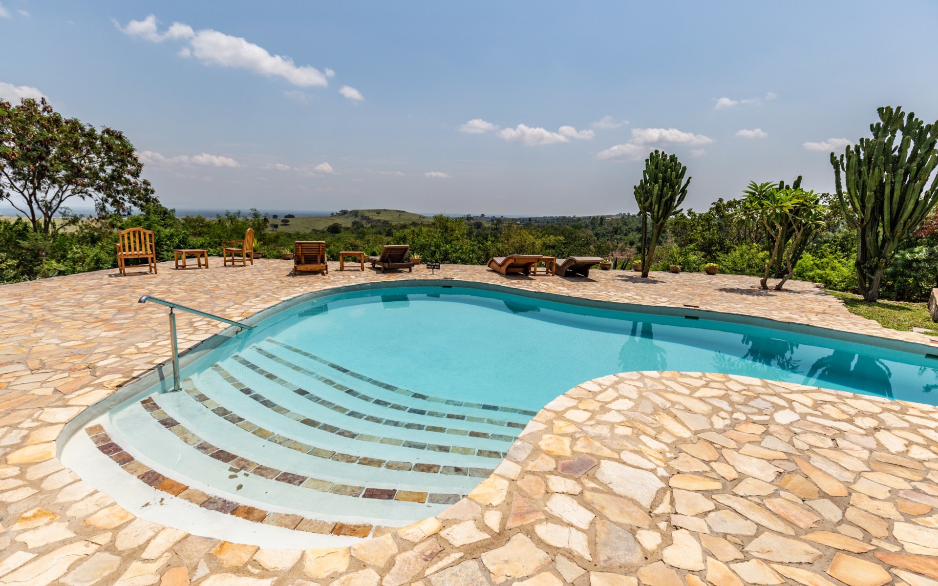 Swimmingpool der Kyambura Gorge Lodge