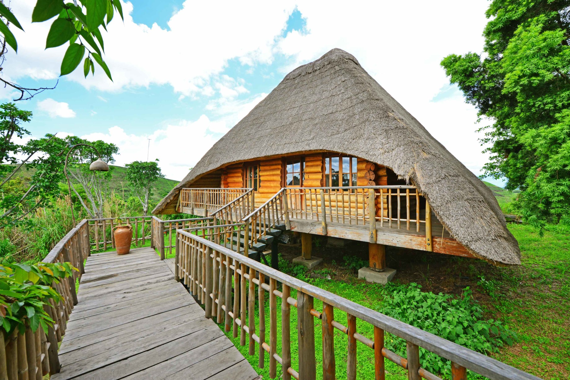 Exterior eines Cottages der Kyaninga Lodge