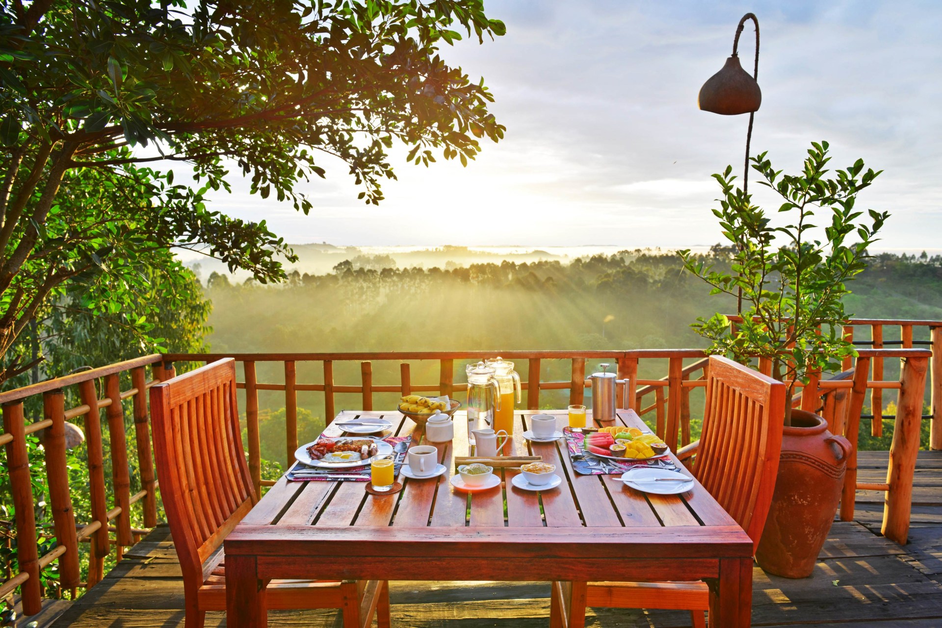 Fruehstueck auf der Terrasse der Kyaninga Lodge