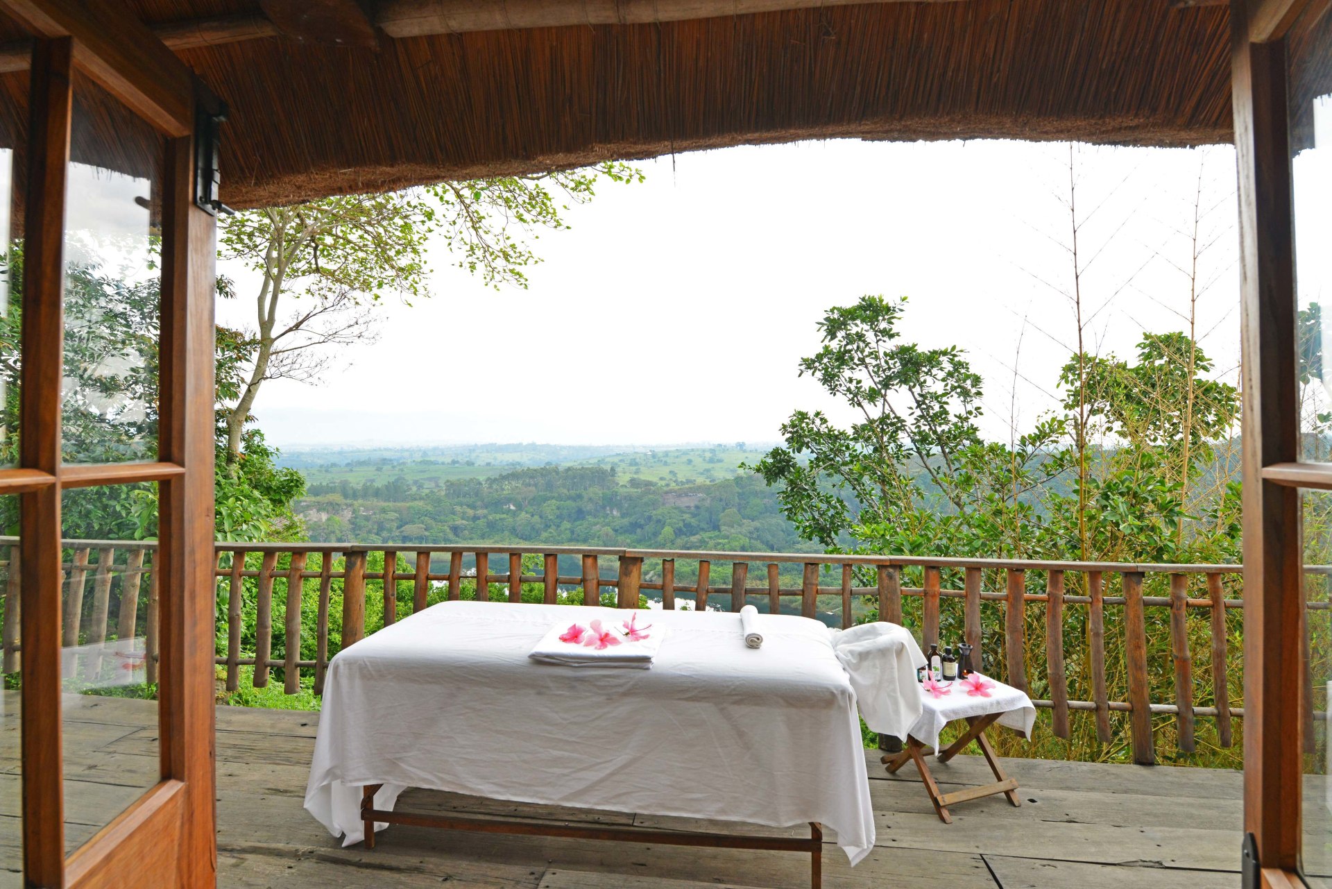 Massage mit Blick ins Gruene in der Kyaninga Lodge