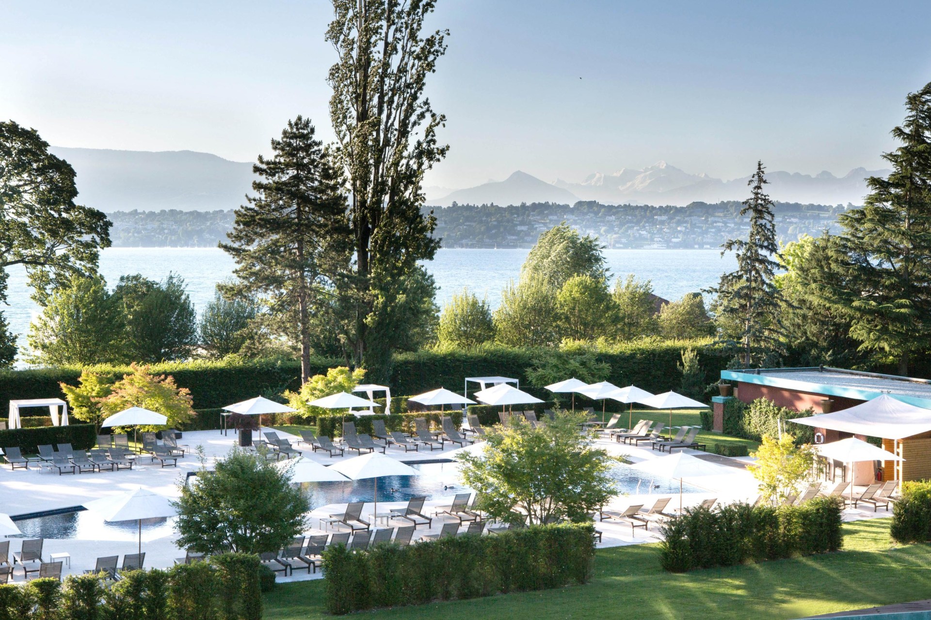 Pool und Park des La Reserve Hotels