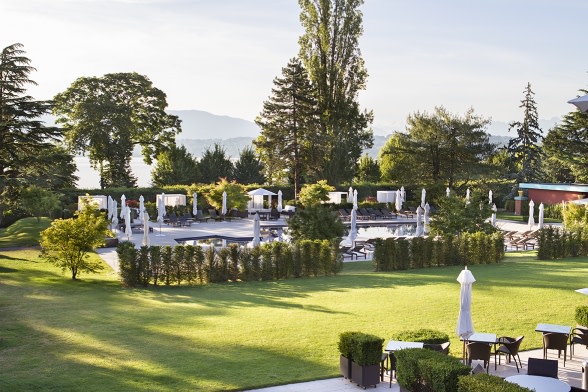 Pool und Garten des La Reserve Hotels