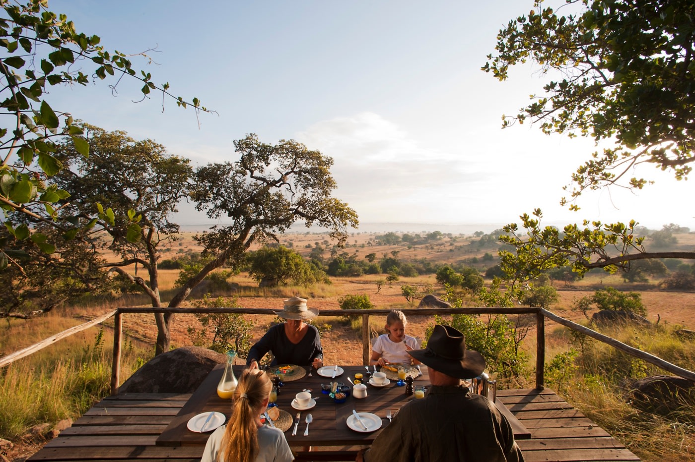 Fruehstueck auf der Terrasse des Lamai Serengeti