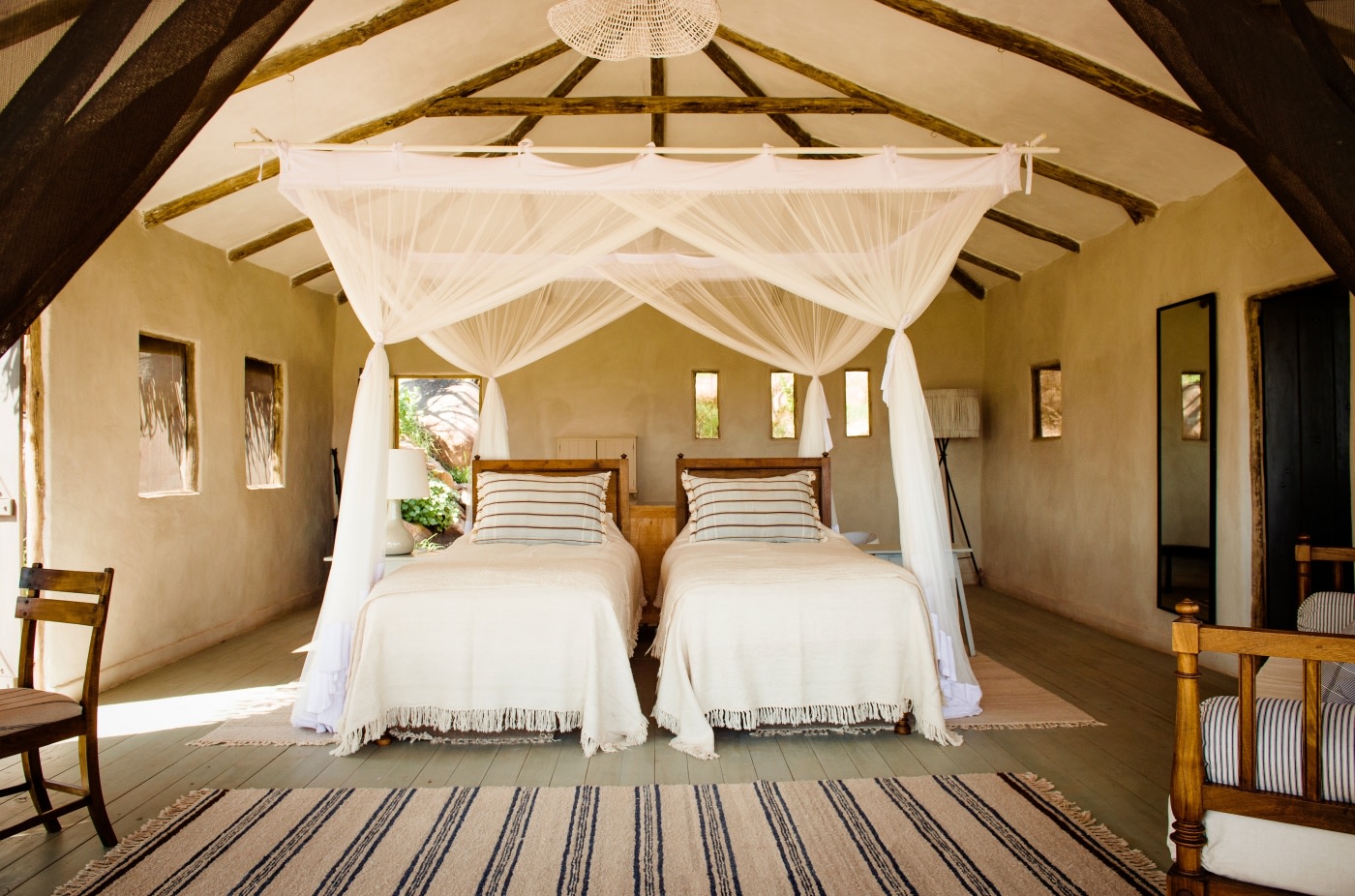 Schlafzimmer mit zwei Einzelbetten im Lamai Serengeti