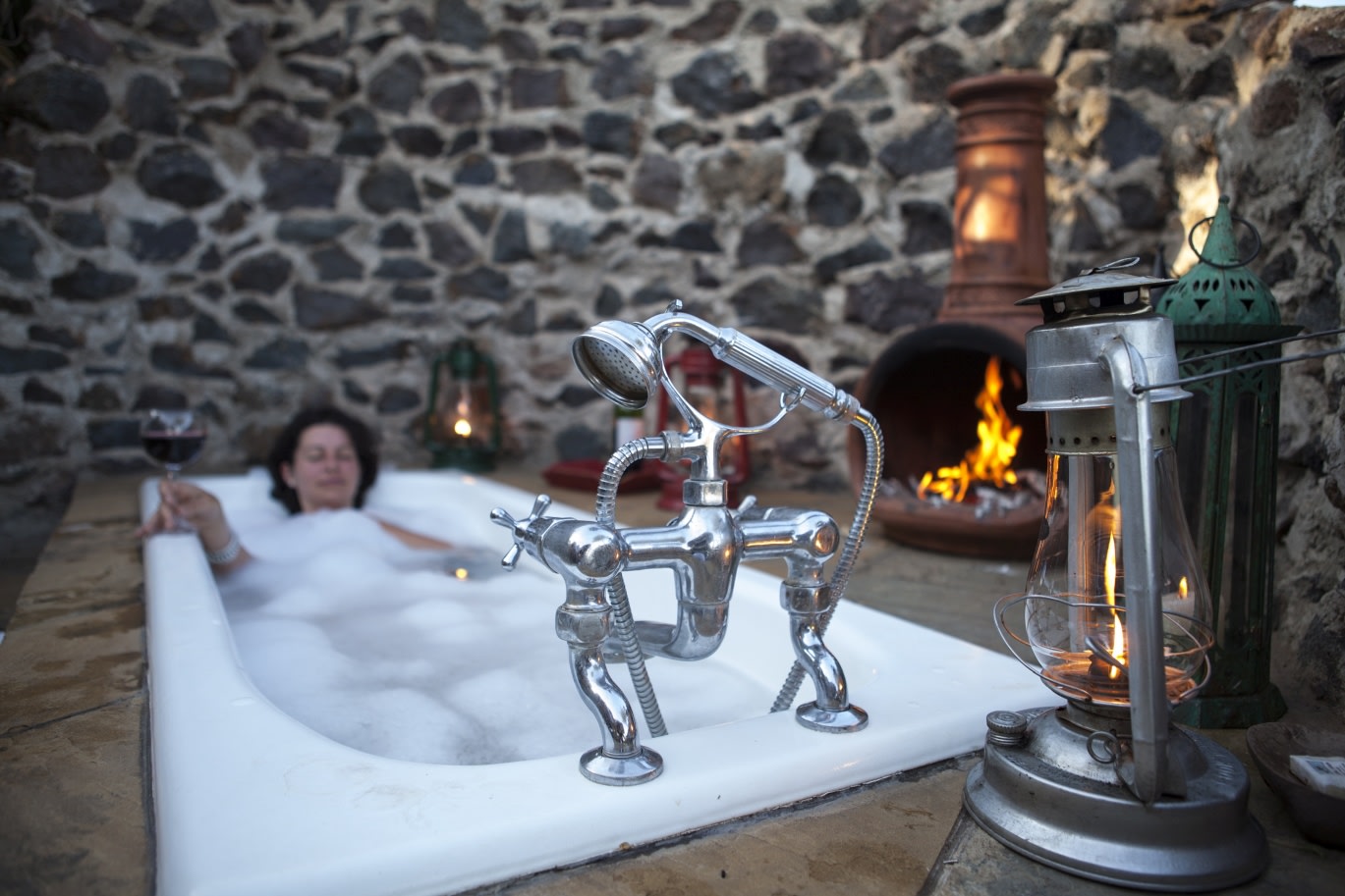 Aussenbadewanne mit Kamin im Lewa House