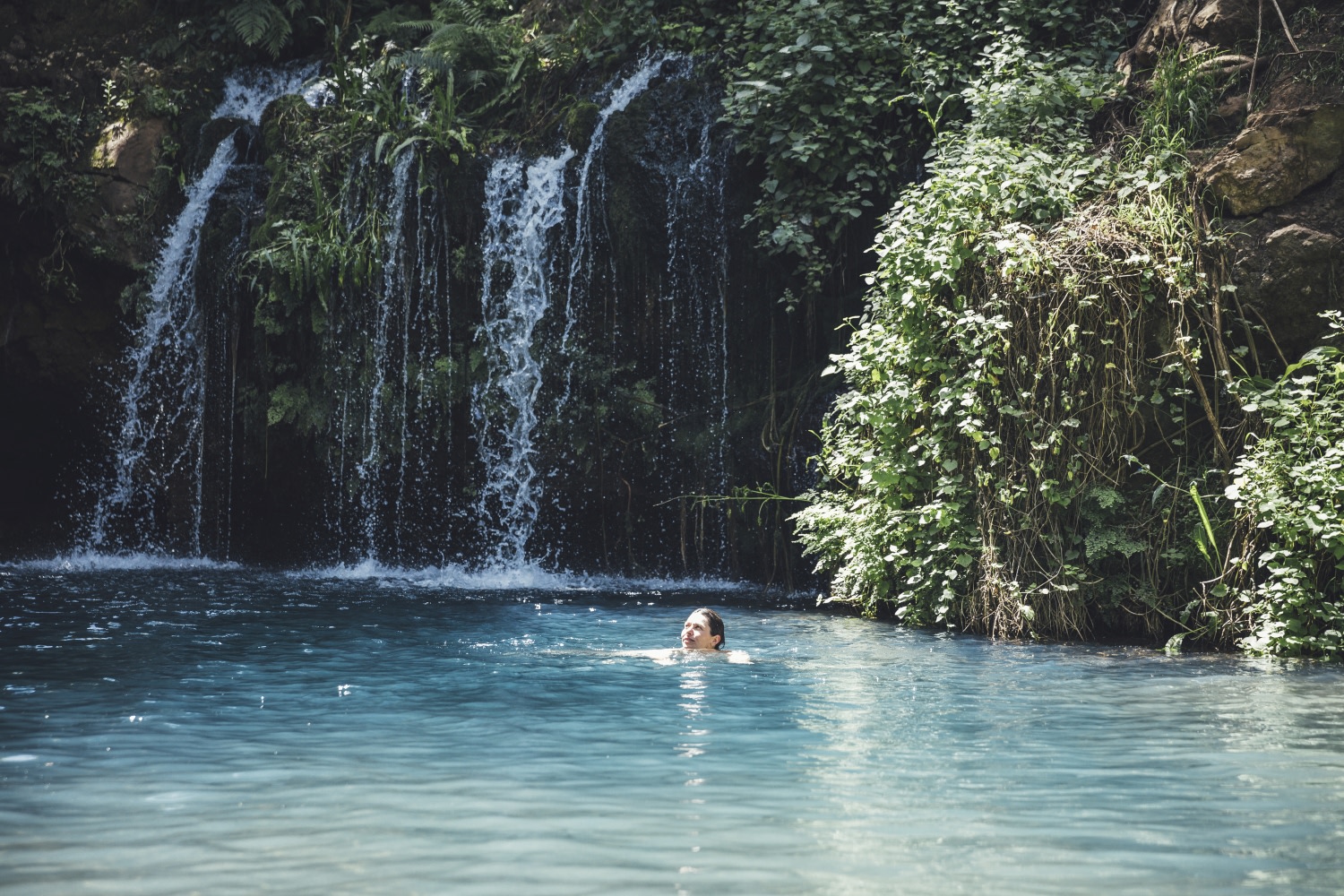 Besuch eines Wasserfalls nahe des Lewa House in Kenia