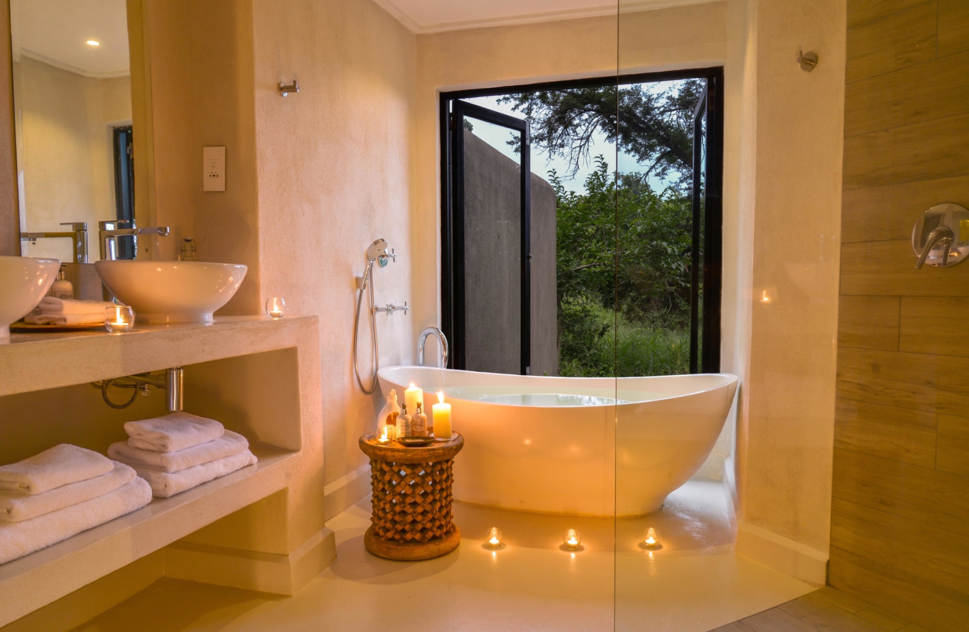 Badezimmer mit Ausblick der Lion Sands River Lodge Südafrika