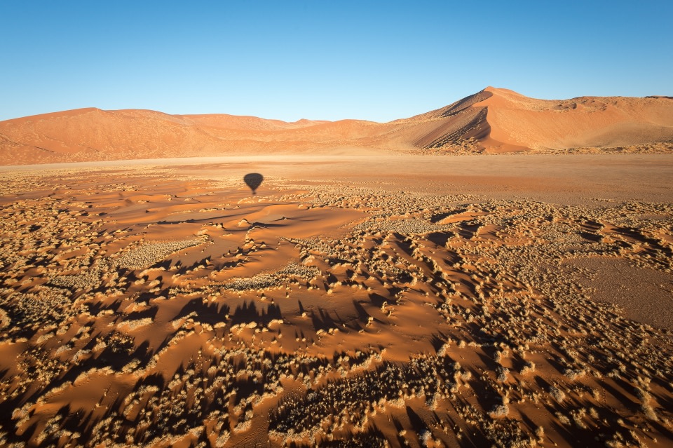 Heissluftballon ueber der Wueste Namibias