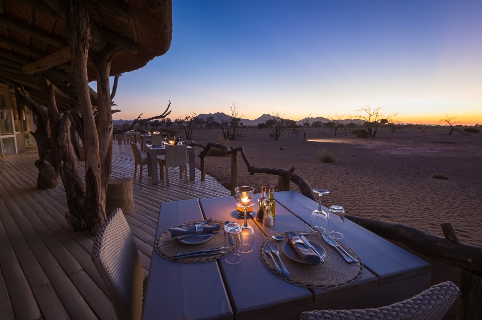 Abendessen auf der Terrasse der Little Kulala Lodge