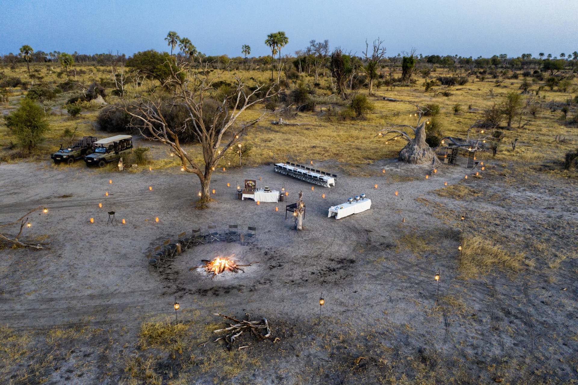 Abendessen in der Wildnis mit Lagerfeuer in Botswana
