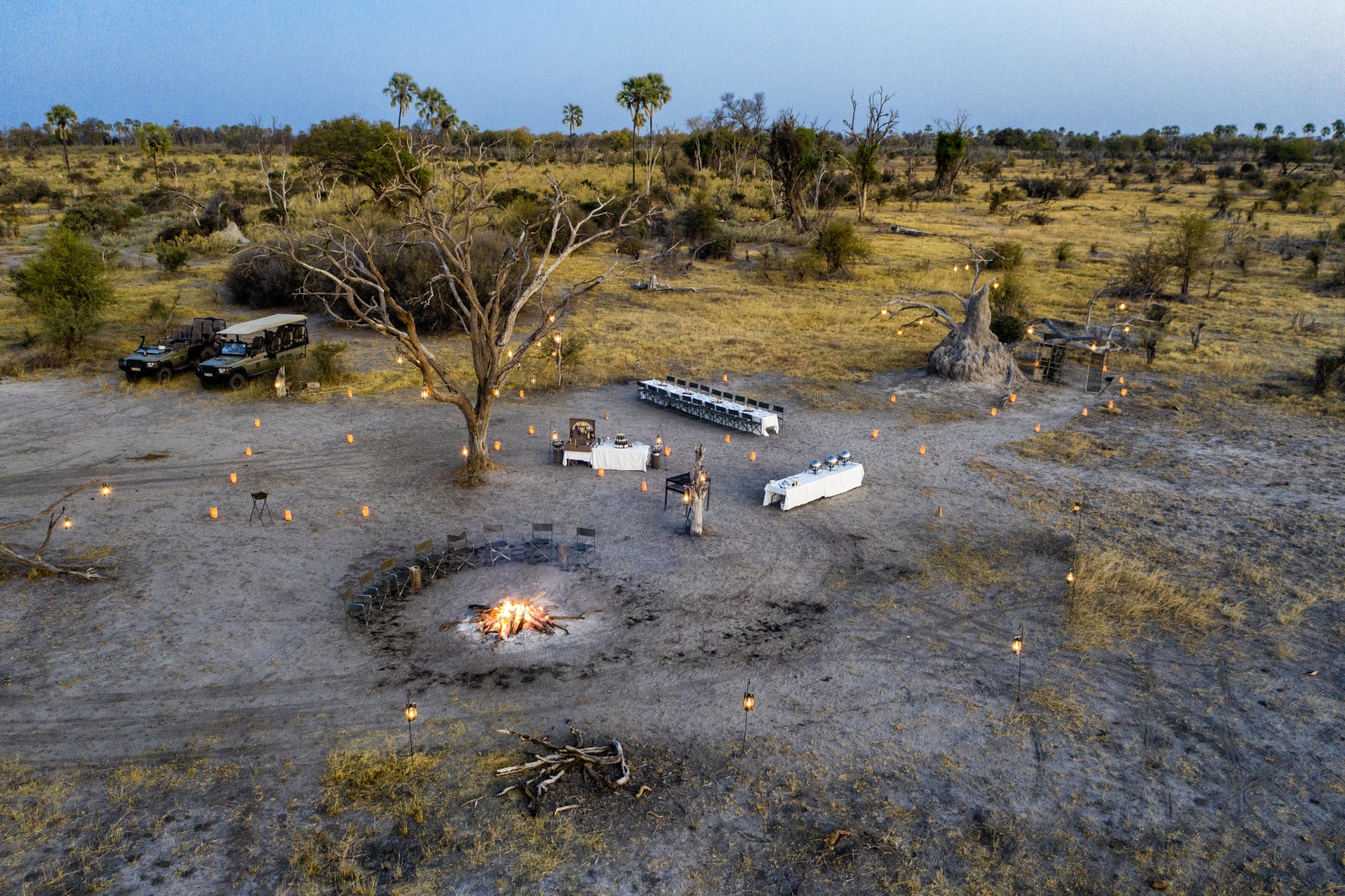 Abendessen in der Wildnis mit Lagerfeuer in Botswana