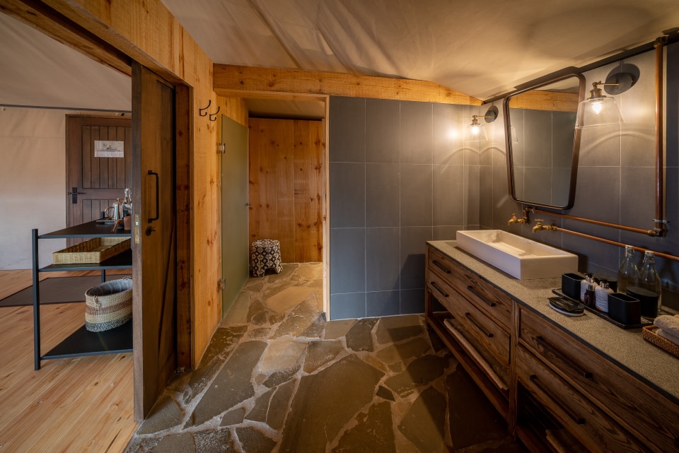 Badezimmer im Magashi Camp