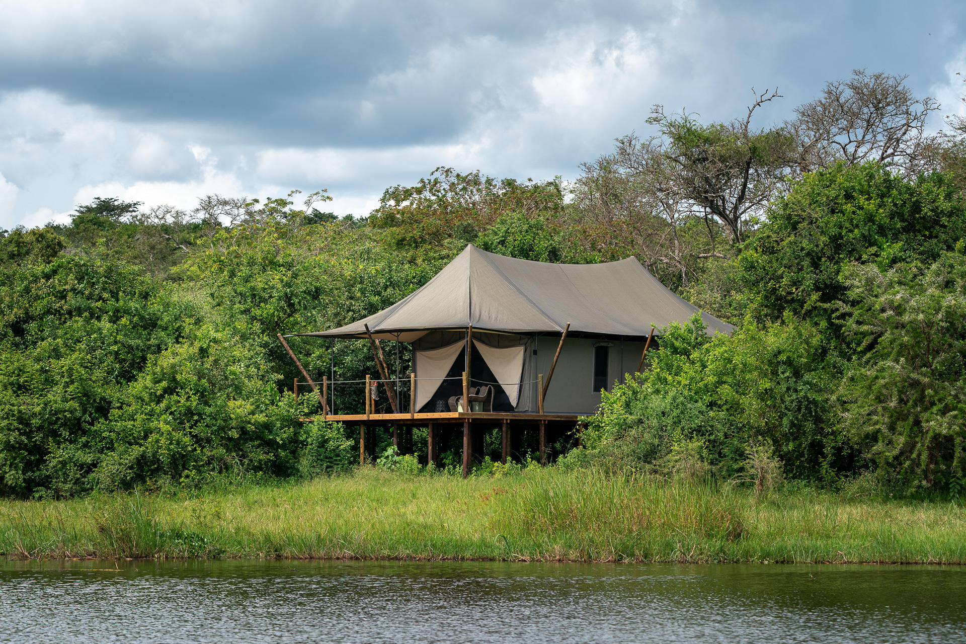 Aussenansicht der Suite im Magashi Camp