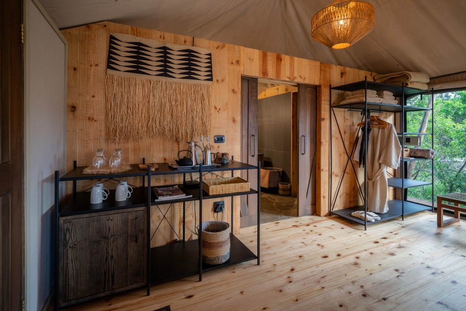 Innenansicht der Suite im Magashi Camp