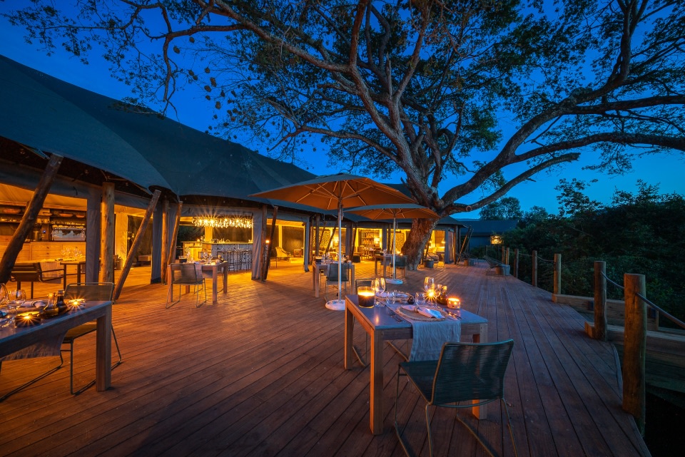 Abendessen auf der Terrasse im Magashi Camp