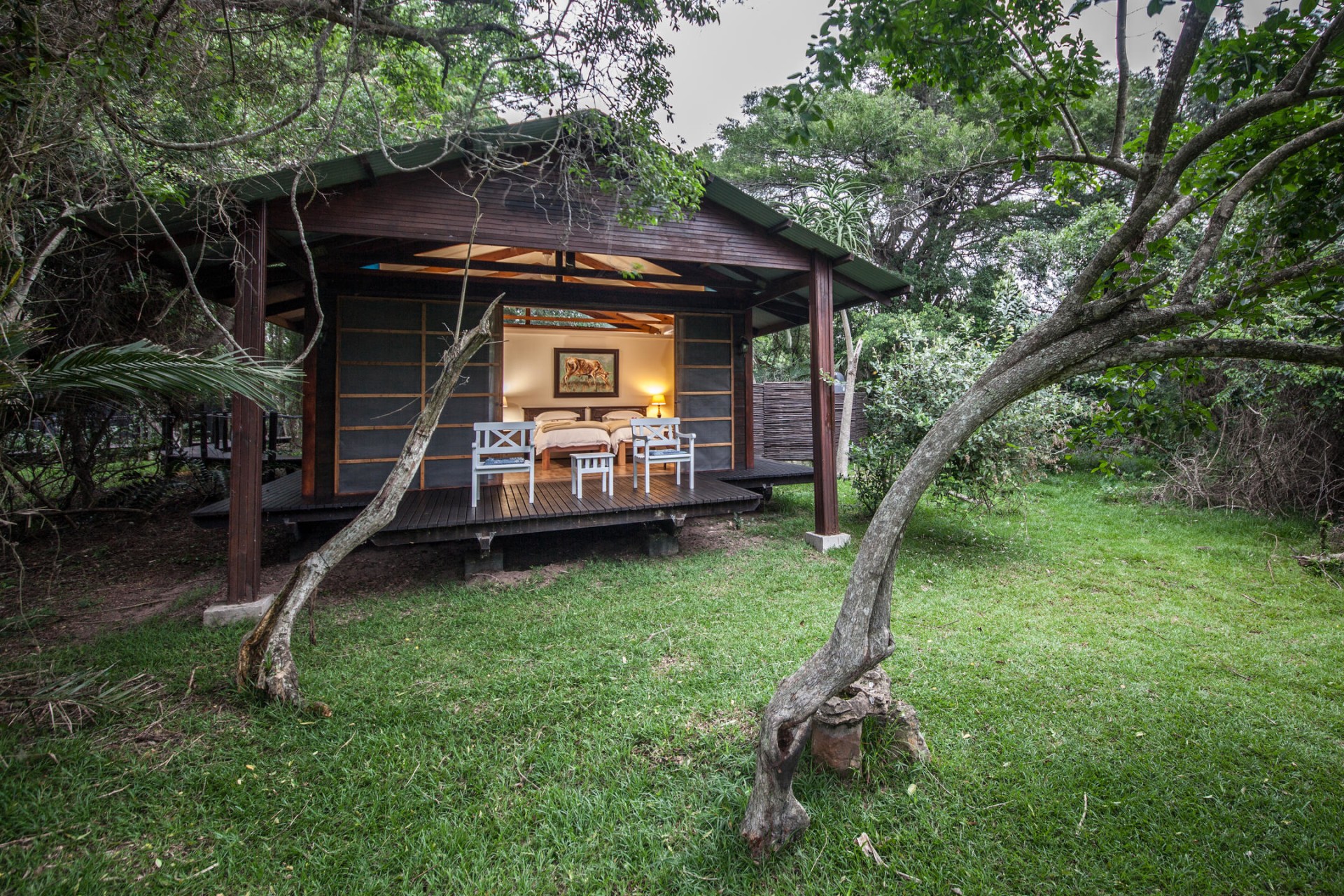 Schlafzimmer Exterior der Makakatana Bay Lodge