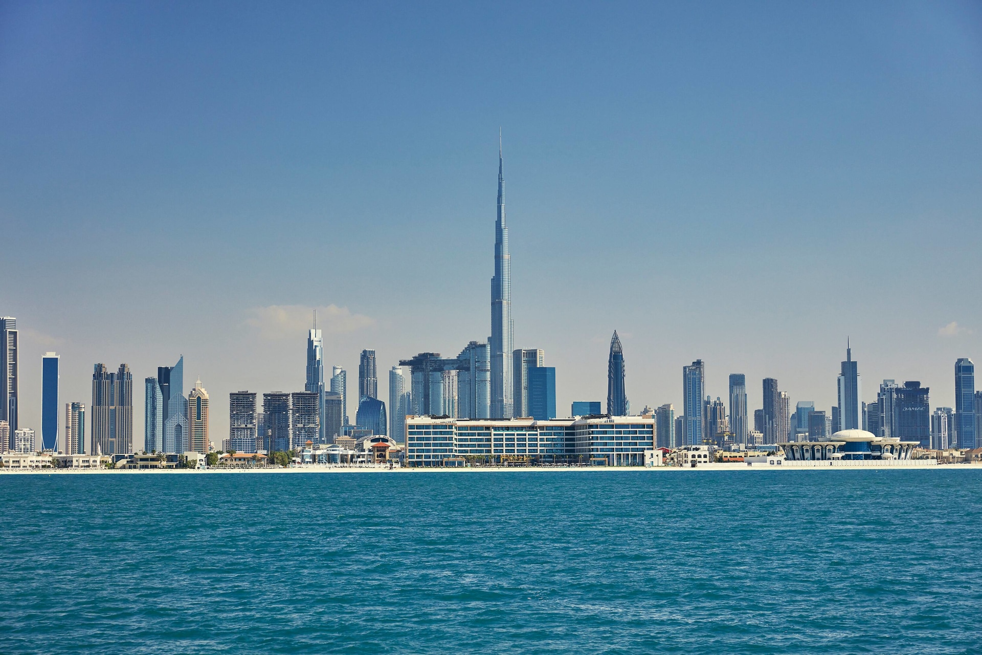 Aussenansicht des Hotels vor der Skyline Dubais