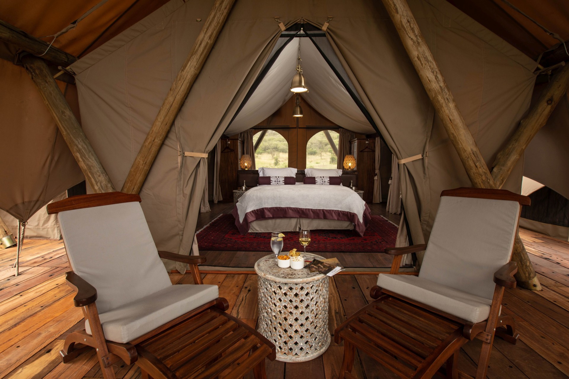 Veranda und Blick ins Schlafzimmer im Mara Nyika Camp