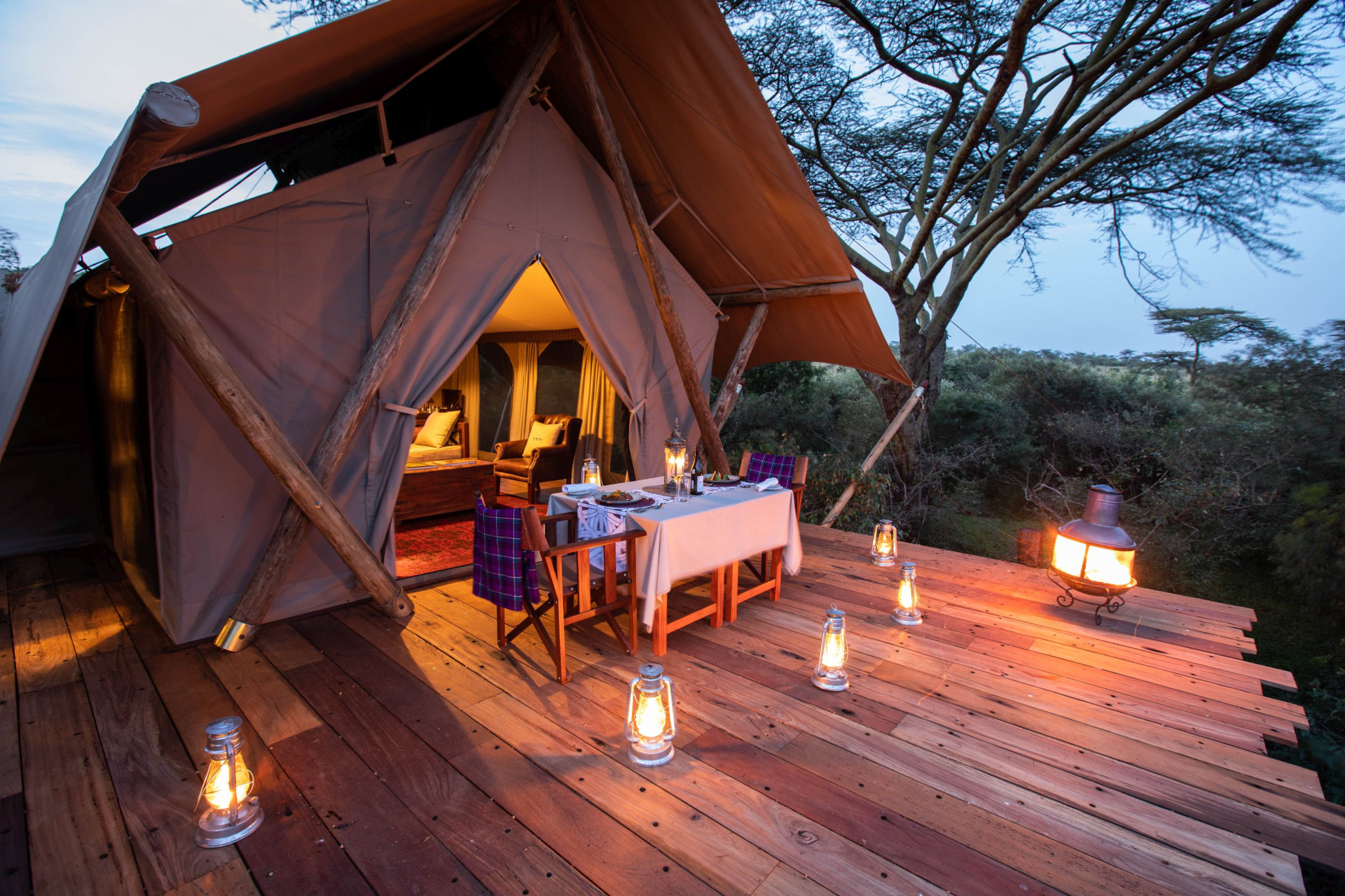 Privates Abendessen auf der Terrasse des eigenen Zeltes im Mara Nyika Camp