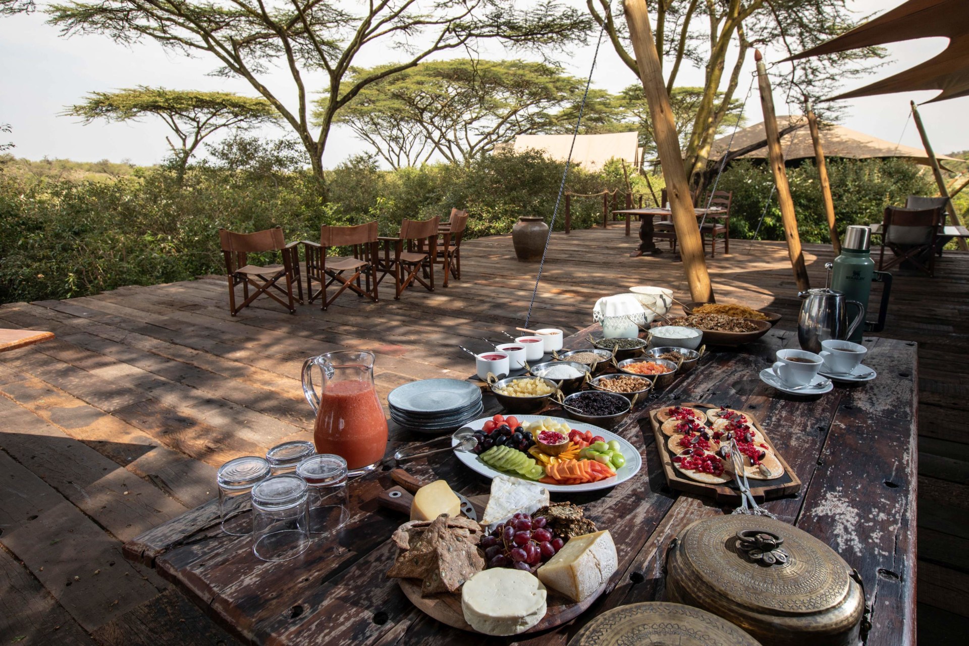 Fruehstueck auf der Terrasse des Mara Nyika Camp