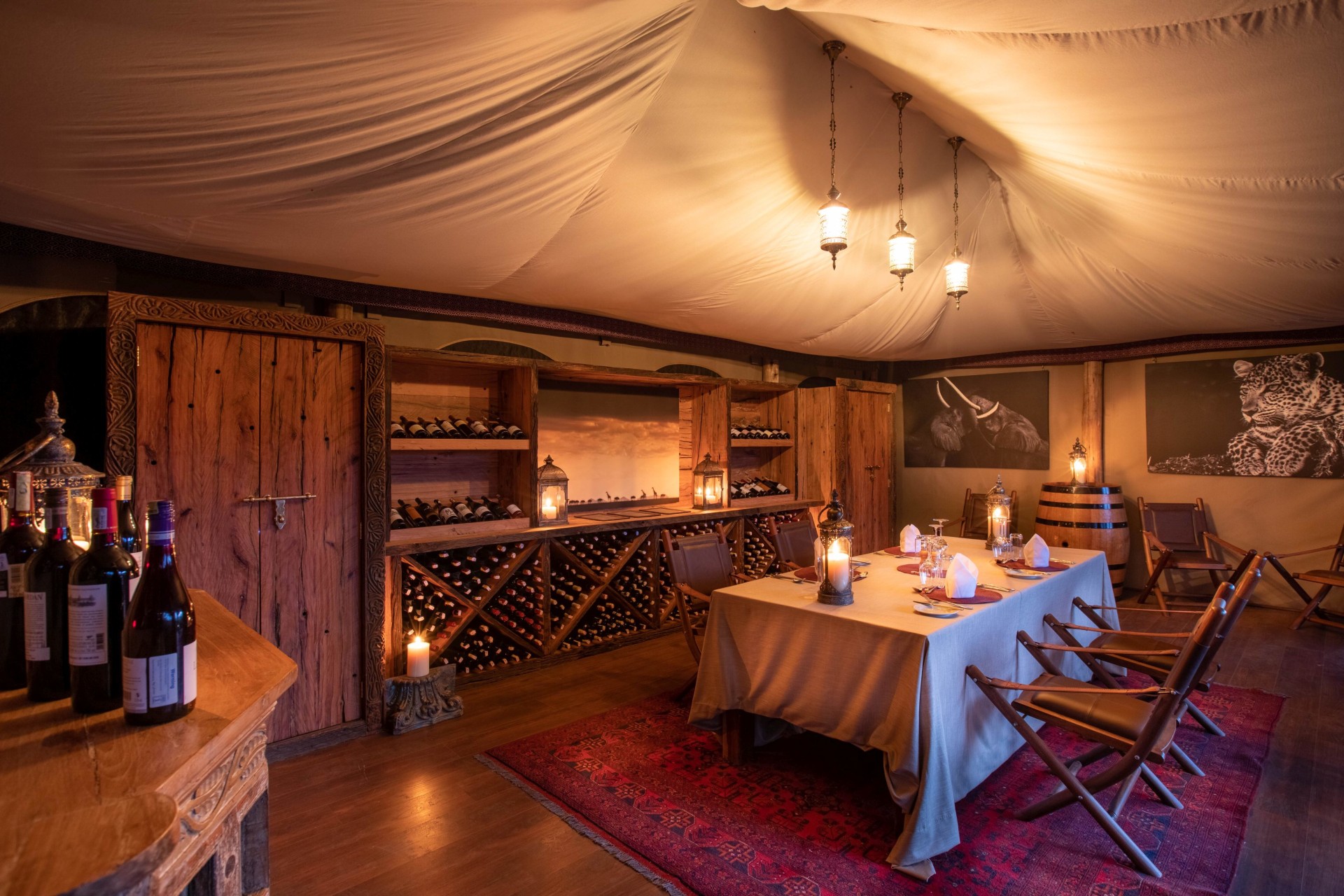 Abendessen im Weinkeller des Mara Nyika Camp