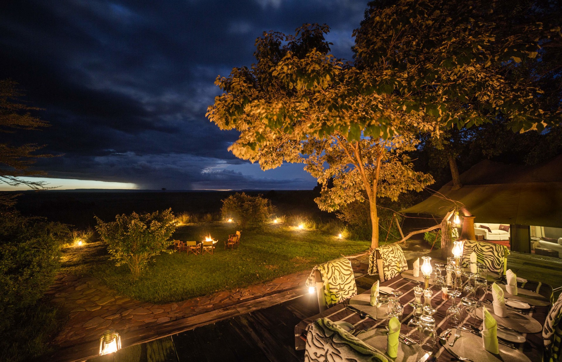 Abendessen auf der Terrasse des Mara Plains Camp