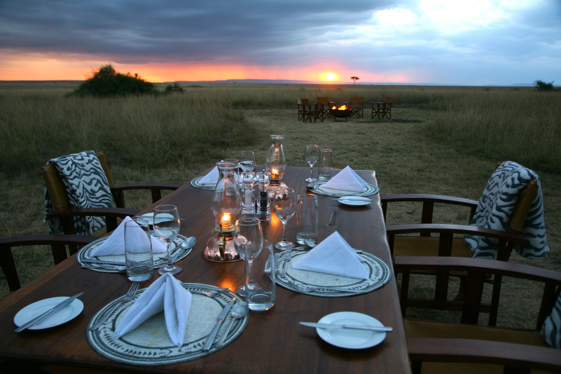 Abendessen in der Wildnis nahe des Mara Plains Camp