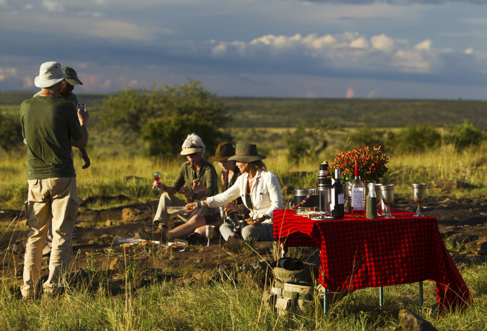 Picknick in der Wildnis nahe des Mara Plains Camp in Kenia