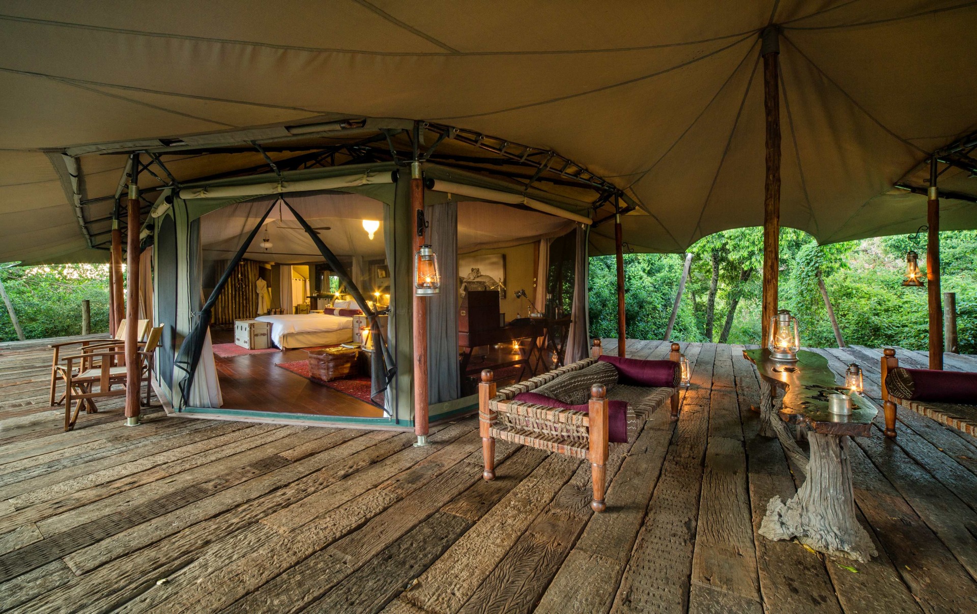 Aussenbereich eines Gaestezelts im Mara Plains Camp