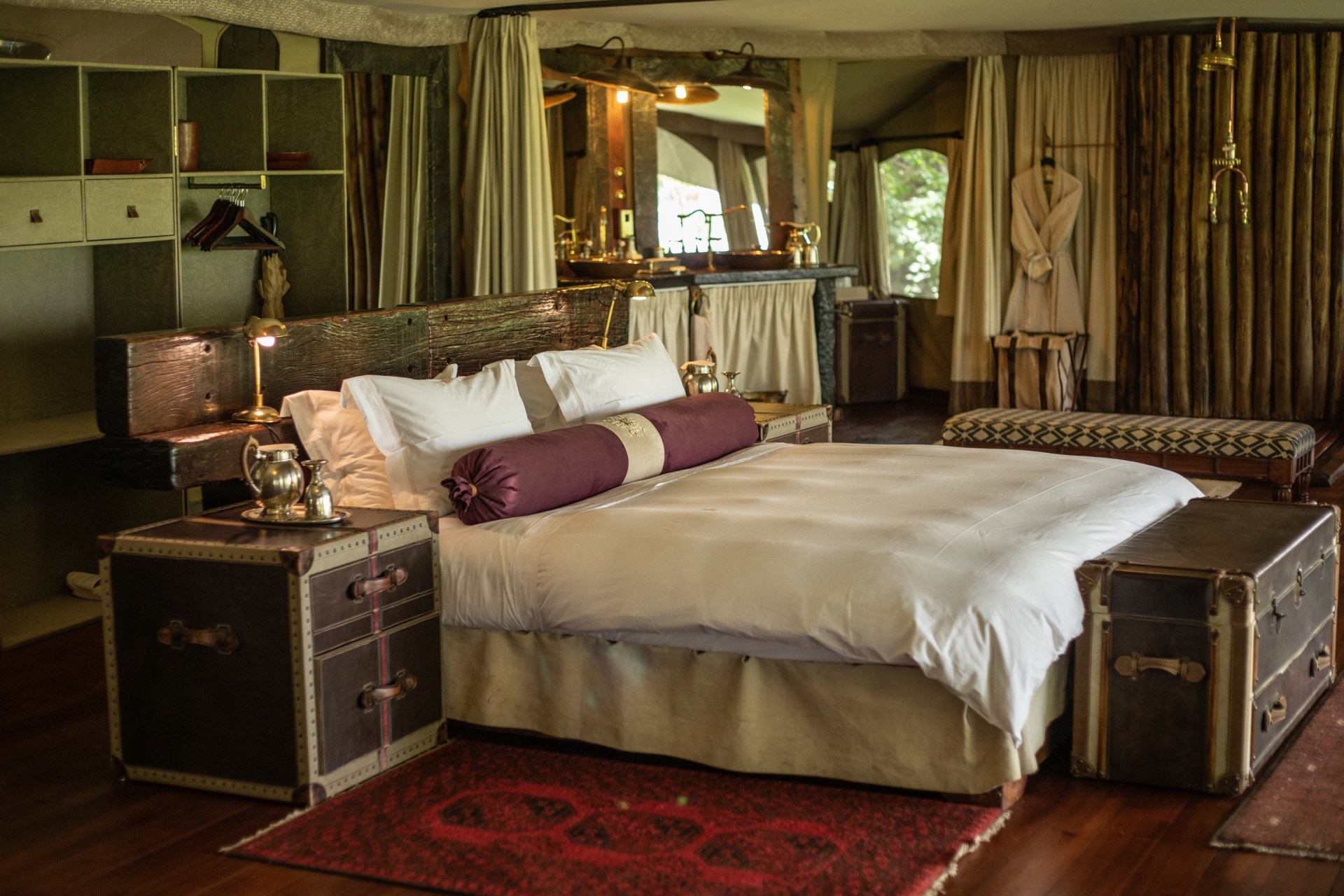 Schlafzimmer mit Doppelbett im Mara Plains Camp