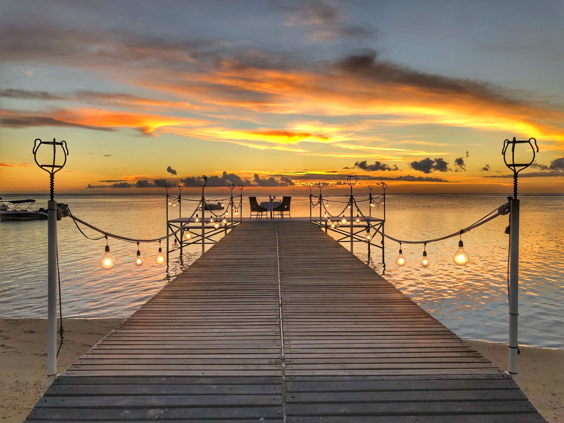 Steg bei Sonnenuntergang