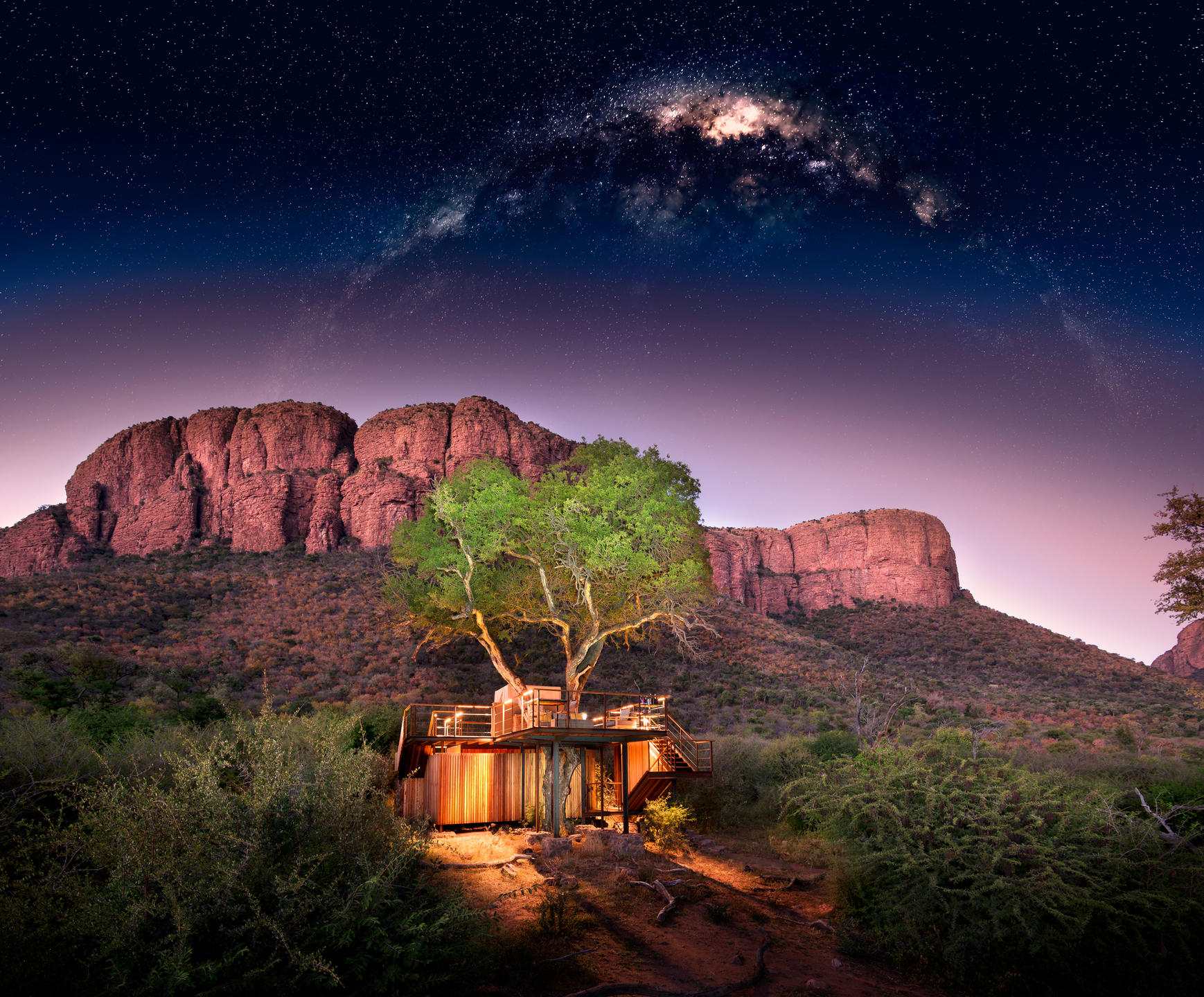 Treehouse bei Nacht in der Marataba Mountain Lodge