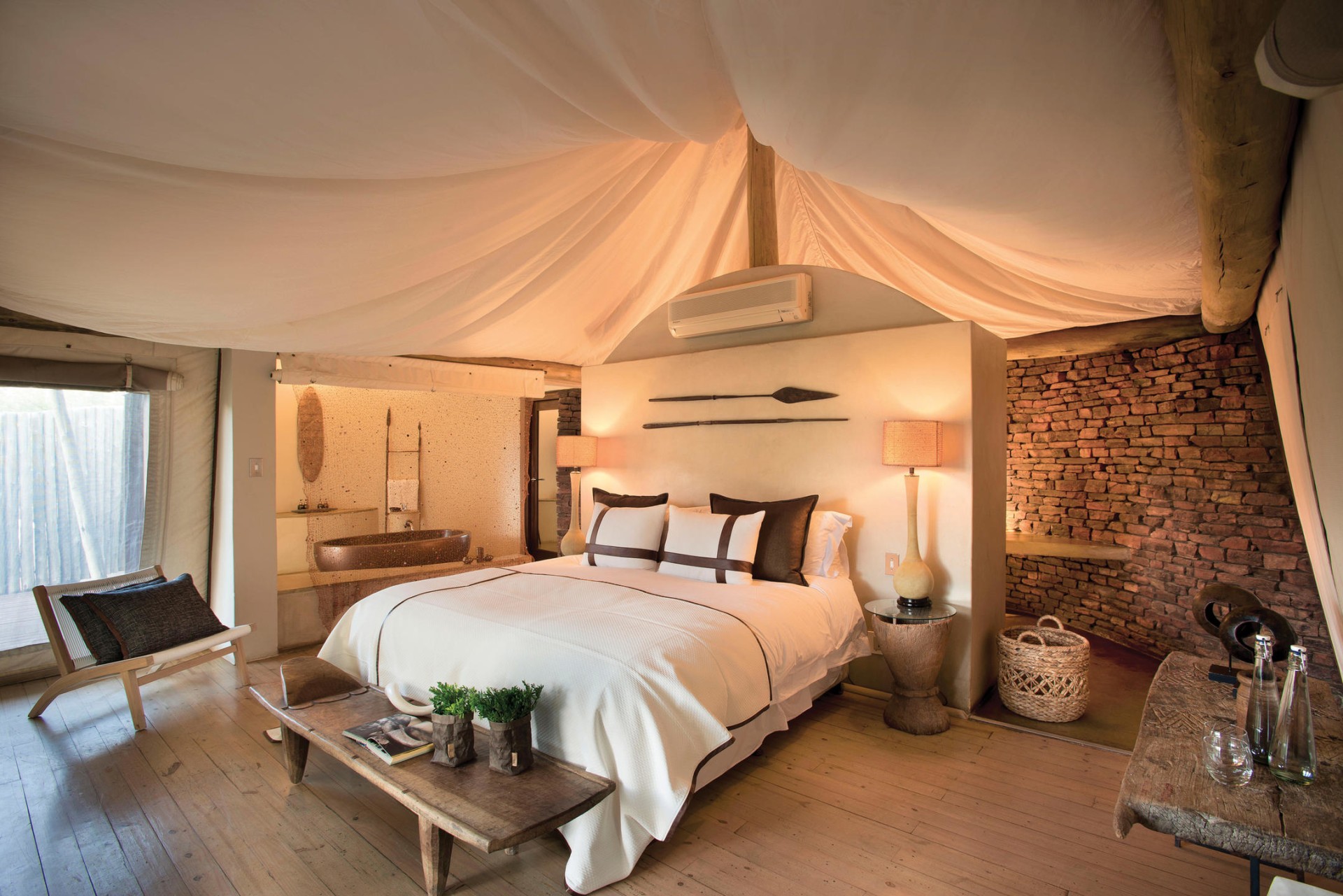 Schlafzimmer eines Luxury Tents in der Marataba Safari Lodge