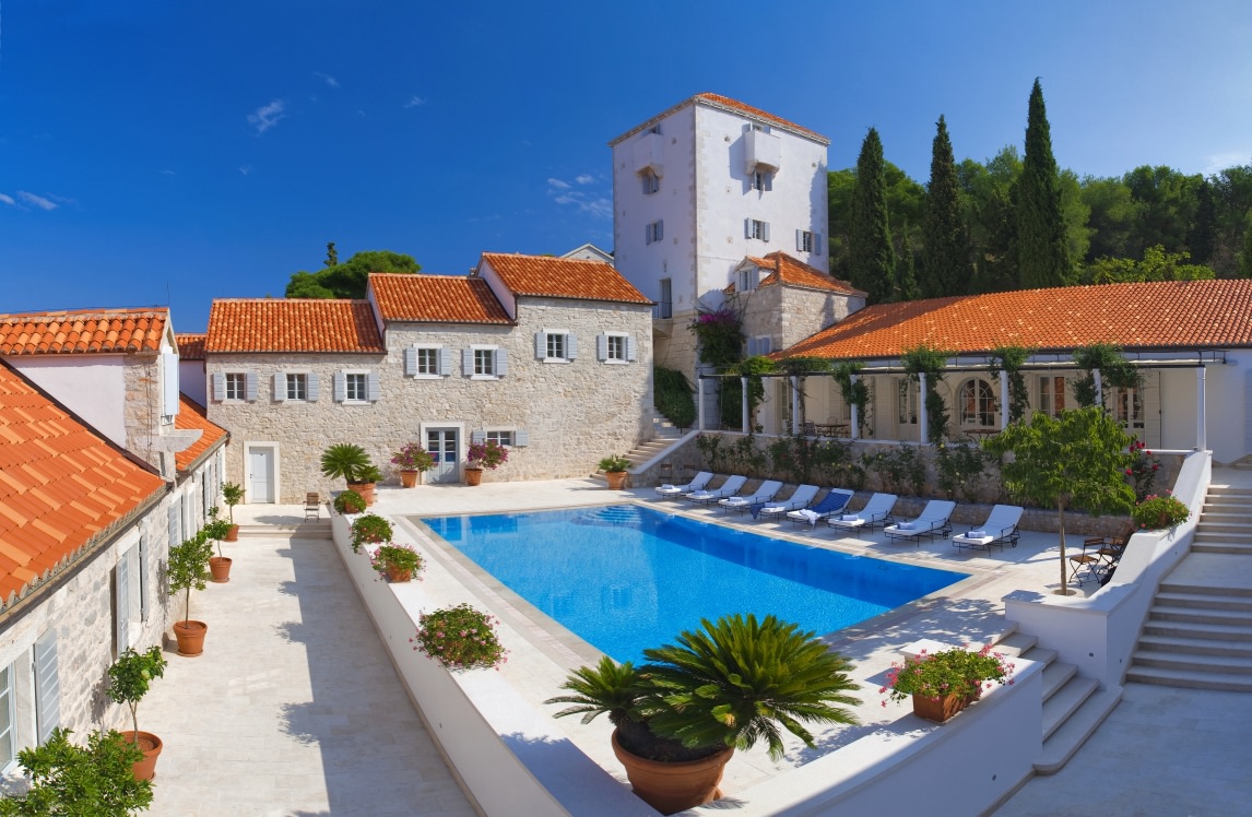 Poolanlage und Hotel