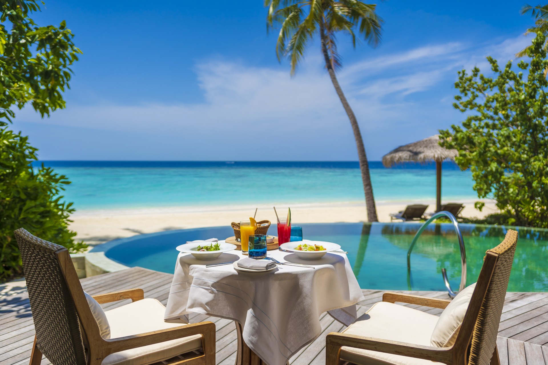 Essen am Pool im Milaidhoo Island Maldives