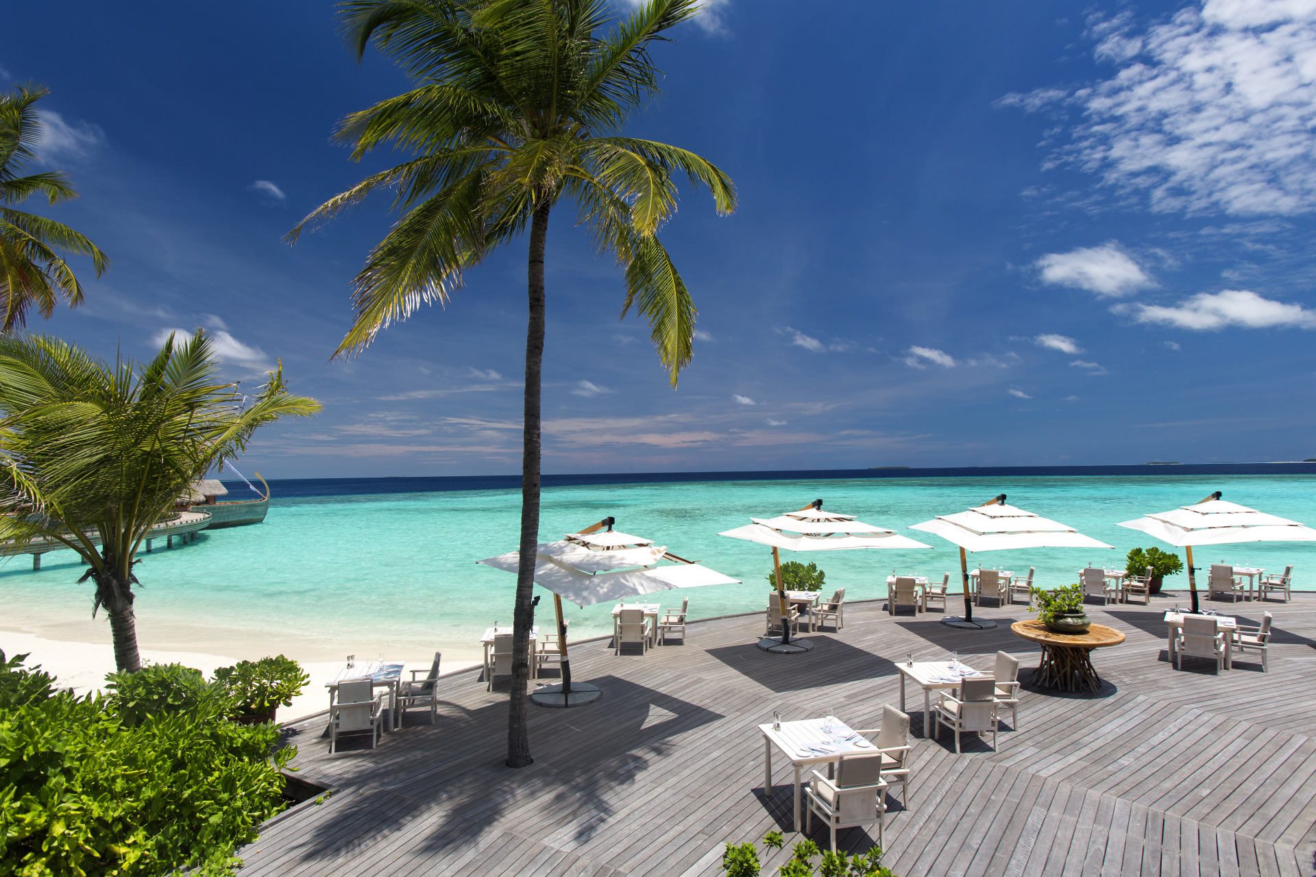 Terrasse des Restaurants im Milaidhoo Island Maldives