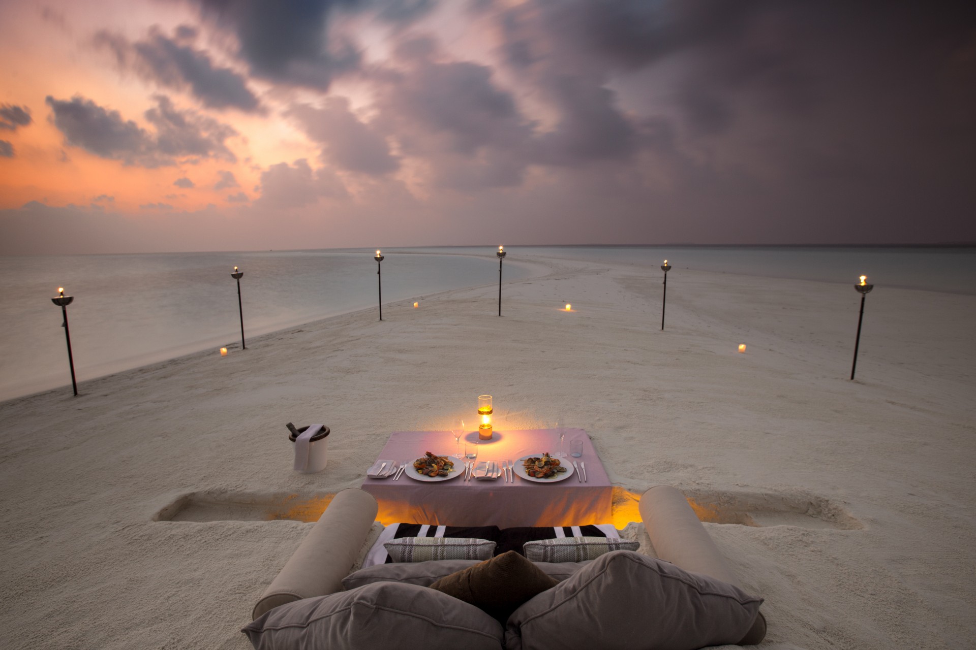 Abendessen am Strand im Milaidhoo Island Maldives