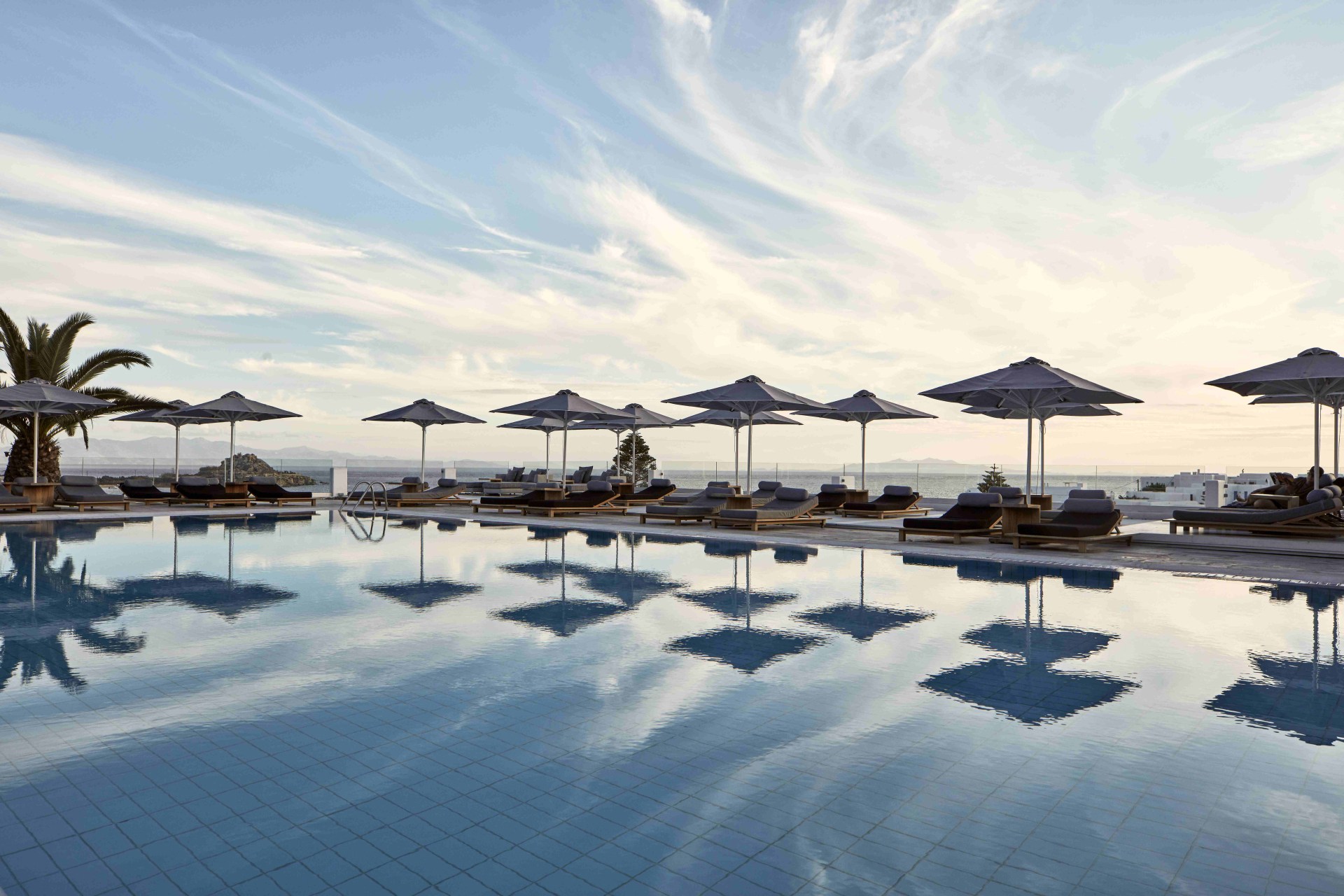 Poolbereich mit Blick auf das Meer