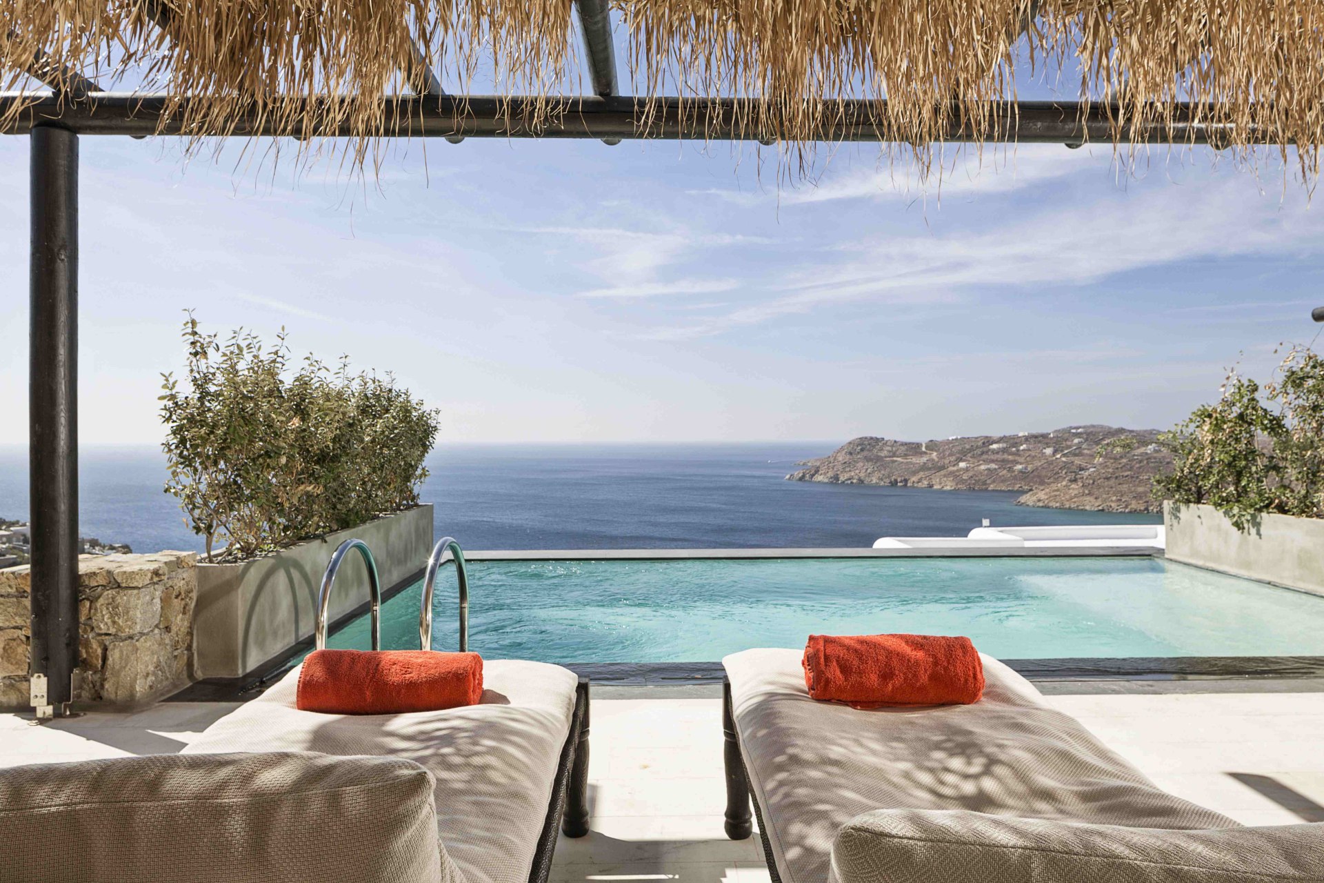 Terrasse mit Liegen mit Blick aufs Meer des Grand Majestic Retreats