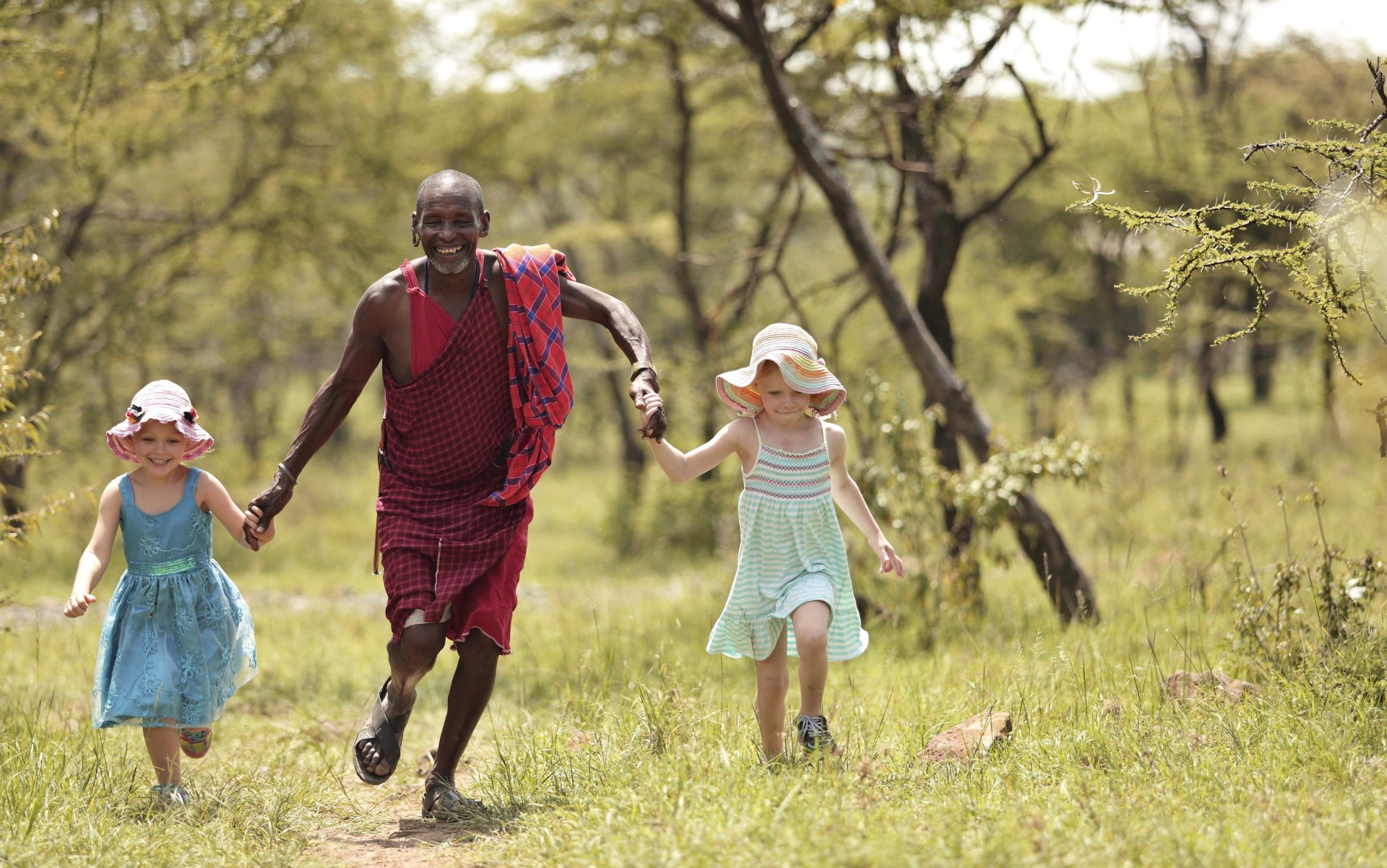 Guide und Kinder rennen durchs Naboisho Camp