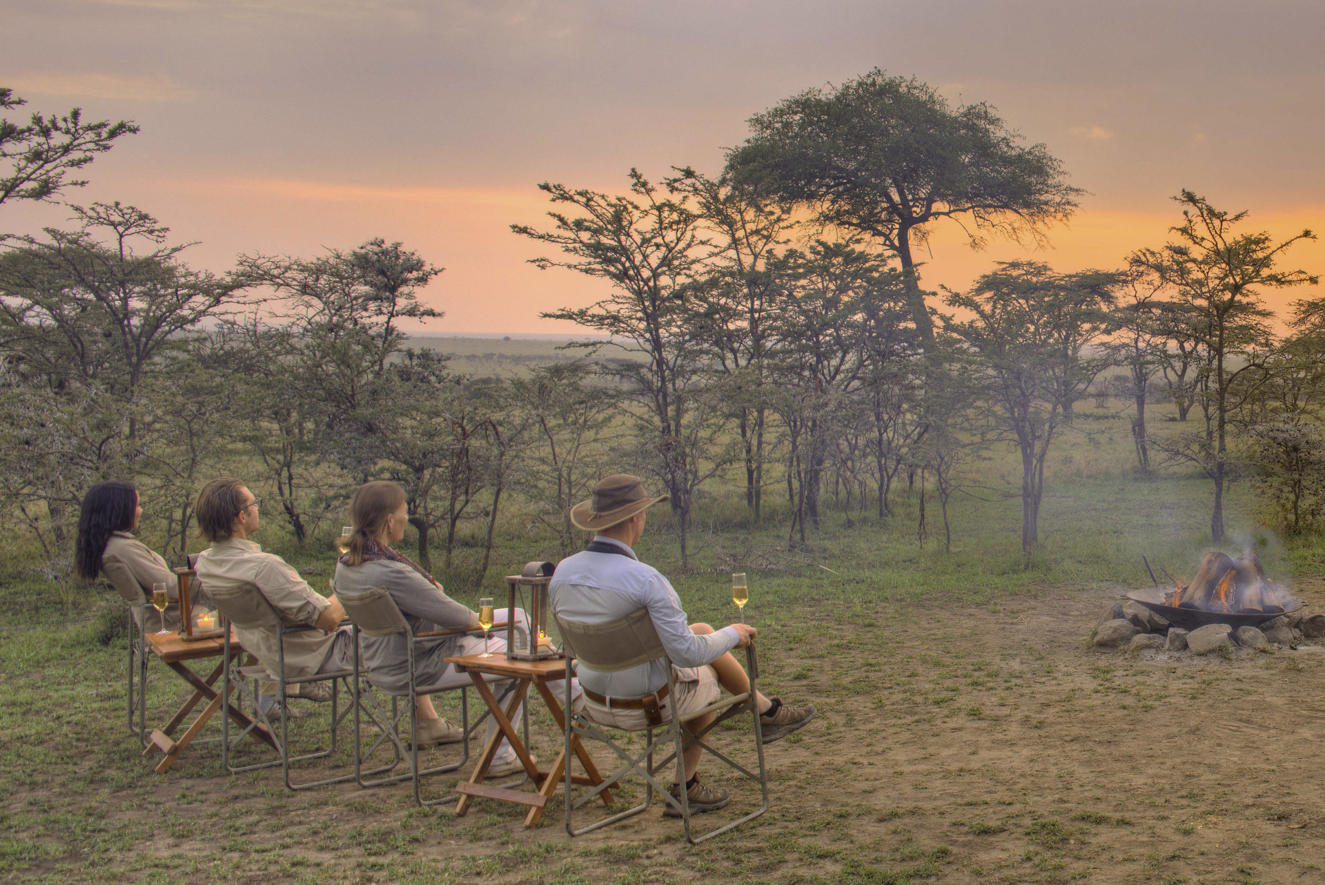 Sundowner am Lagerfeuer des Naboisho Camp