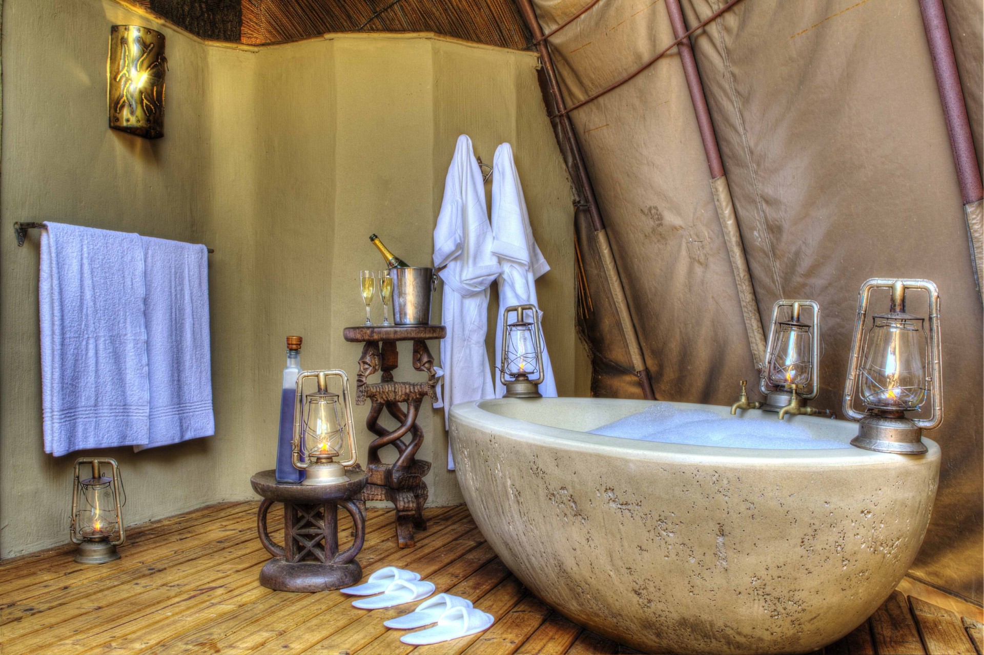 Freistehende Badewanne im Badezimmer des Okuti Camps