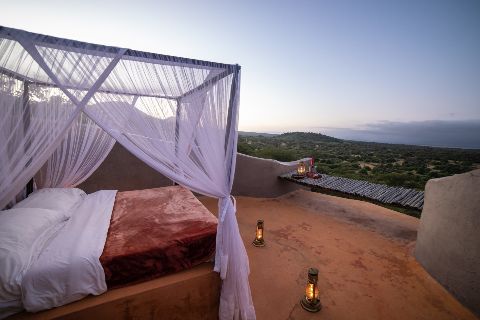 Aussenbereich mit Doppelbett der ol Donyo Lodge