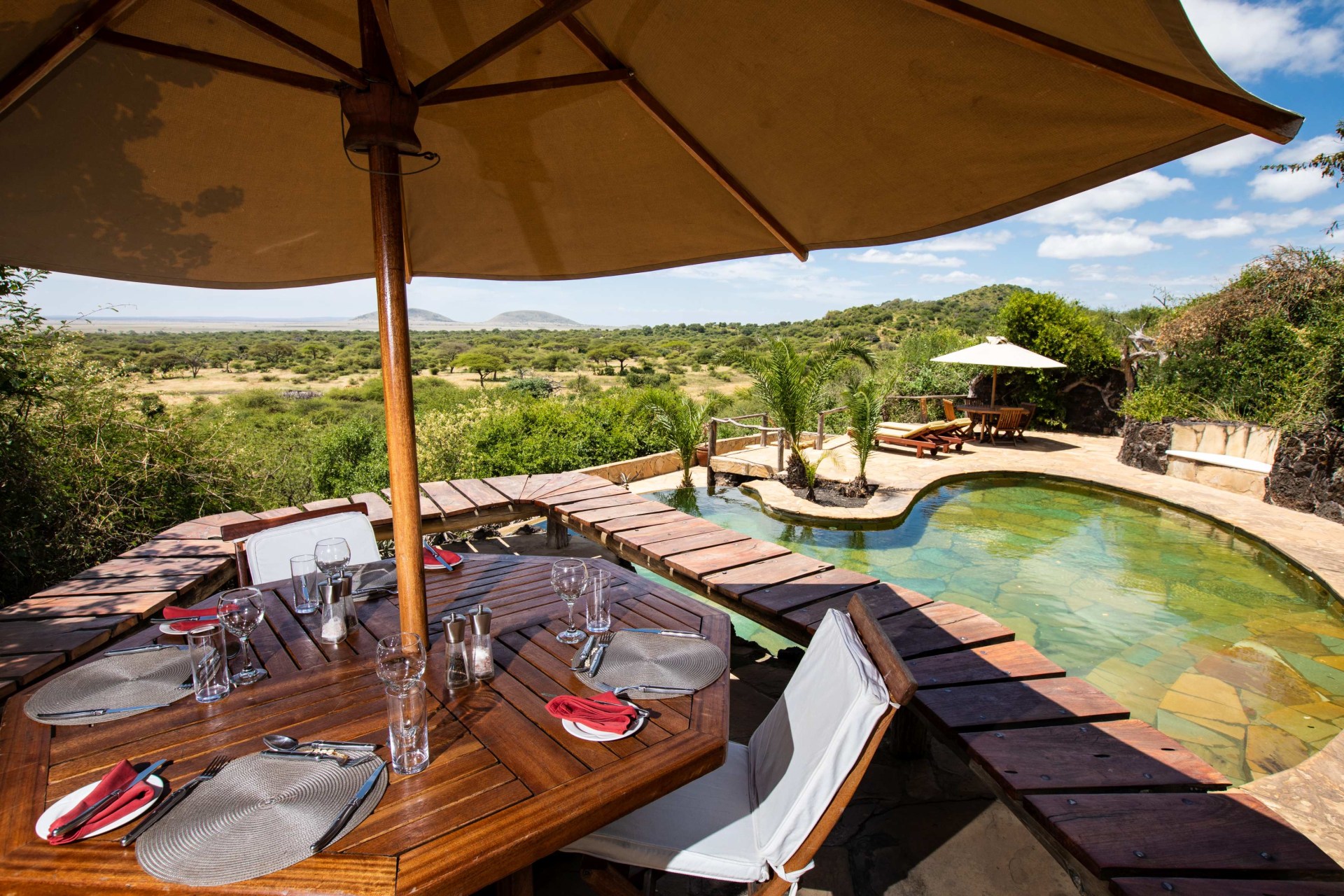 Fruehstueck am Swimming Pool der ol Donyo Lodge