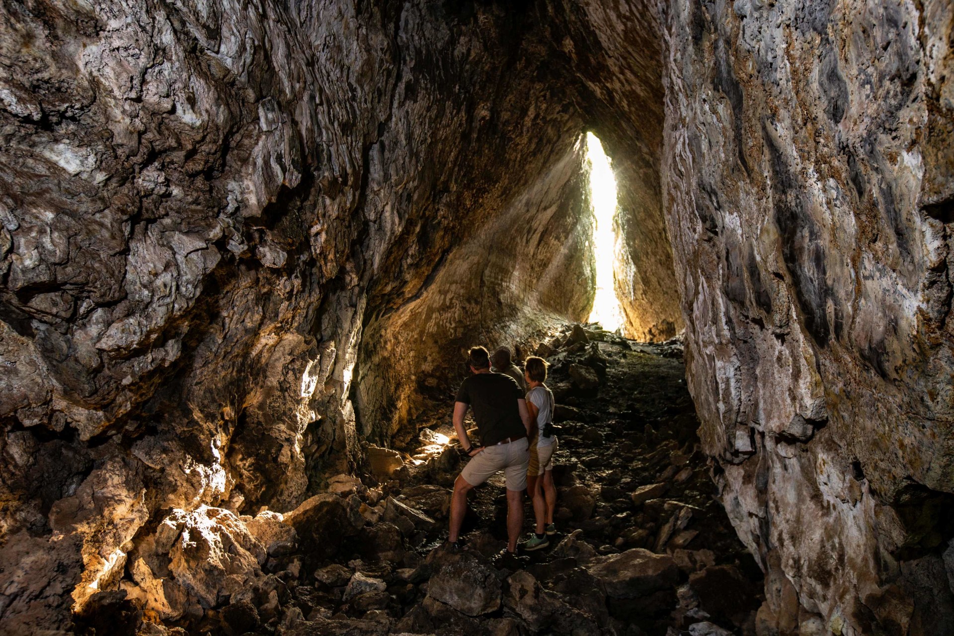 Wanderung durch Hoehlen nahe der ol Donyo Lodge