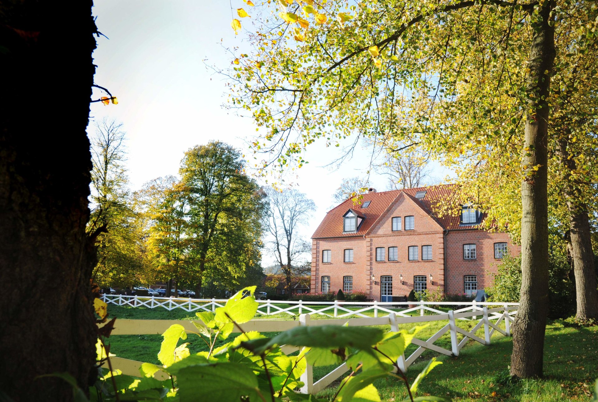 Hotelansicht mit Garten